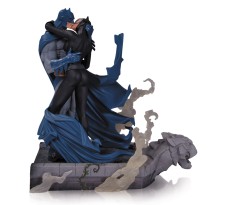 Batman Hush Statue Batman and Catwoman Kiss 28 cm